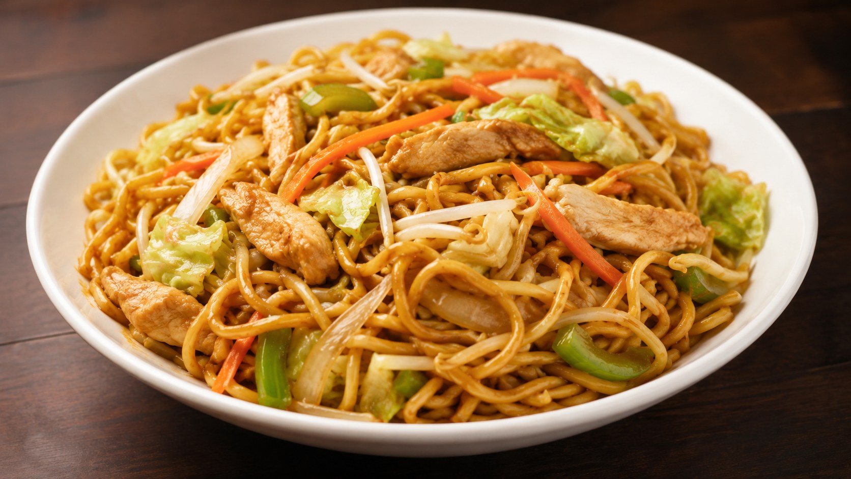 炒めた麺に肉や野菜を合わせたアメリカ式チャウメン