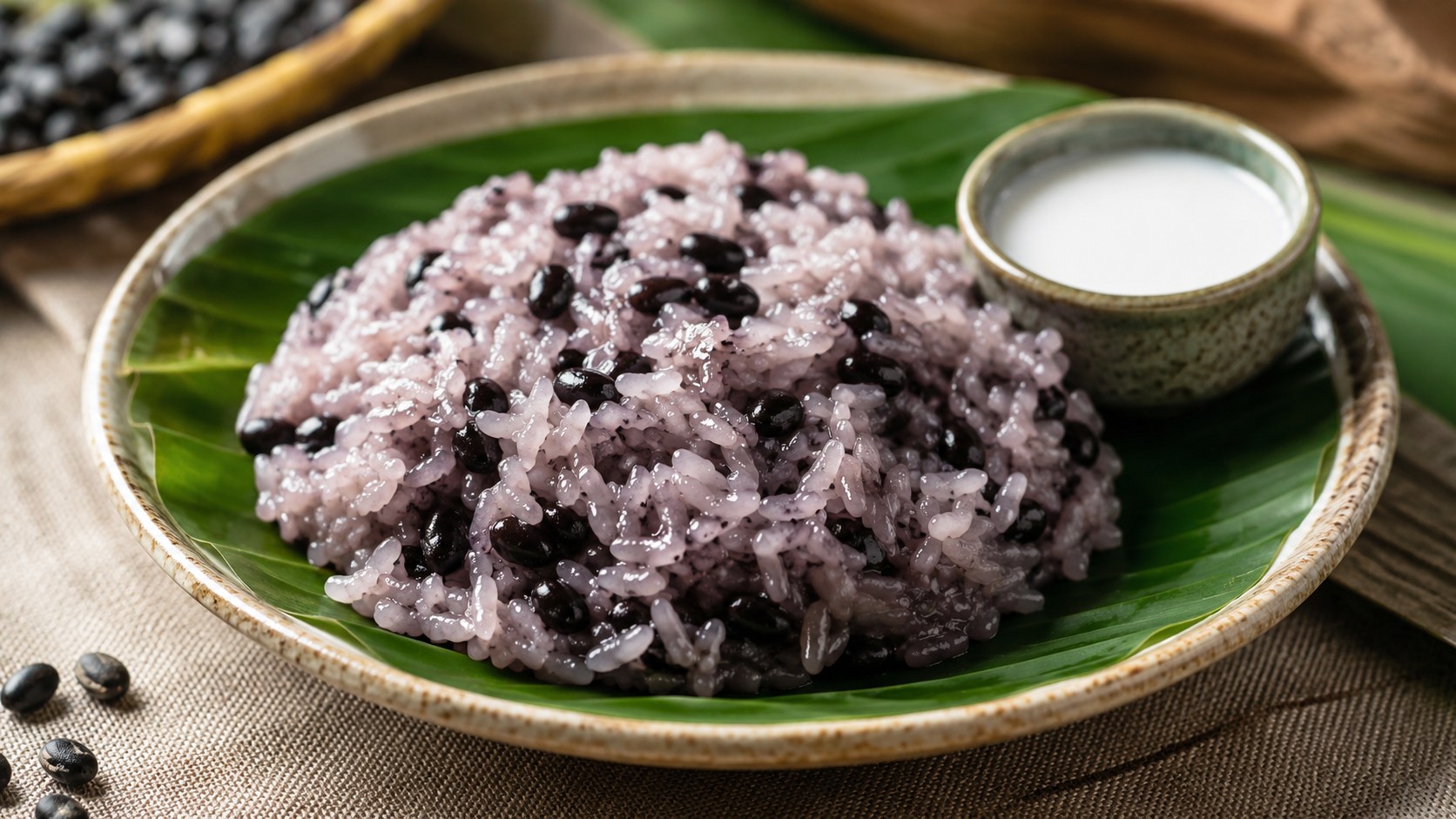 もち米と黒豆を一緒に炊き、ココナッツミルクを添えたカオニャオトゥアダム